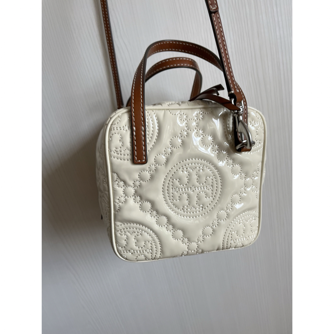 Tory Burch(トリーバーチ)のTORYBURCH トリーバーチ　キューブライトクリーム　 レディースのバッグ(ショルダーバッグ)の商品写真