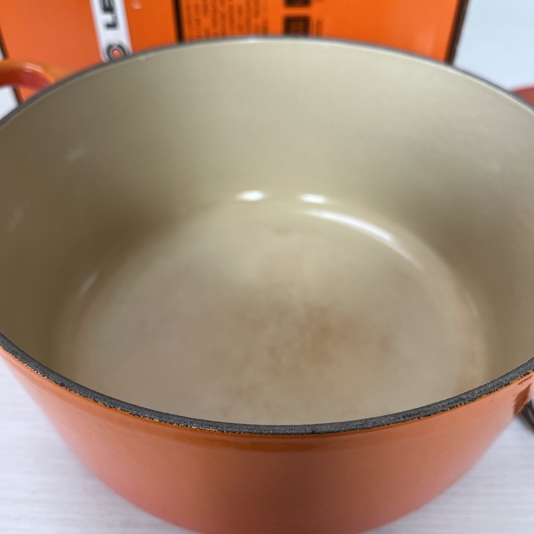 LE CREUSET(ルクルーゼ)のル・クルーゼ ココット・ロンド 22cm オレンジ 2501-22 インテリア/住まい/日用品のキッチン/食器(鍋/フライパン)の商品写真