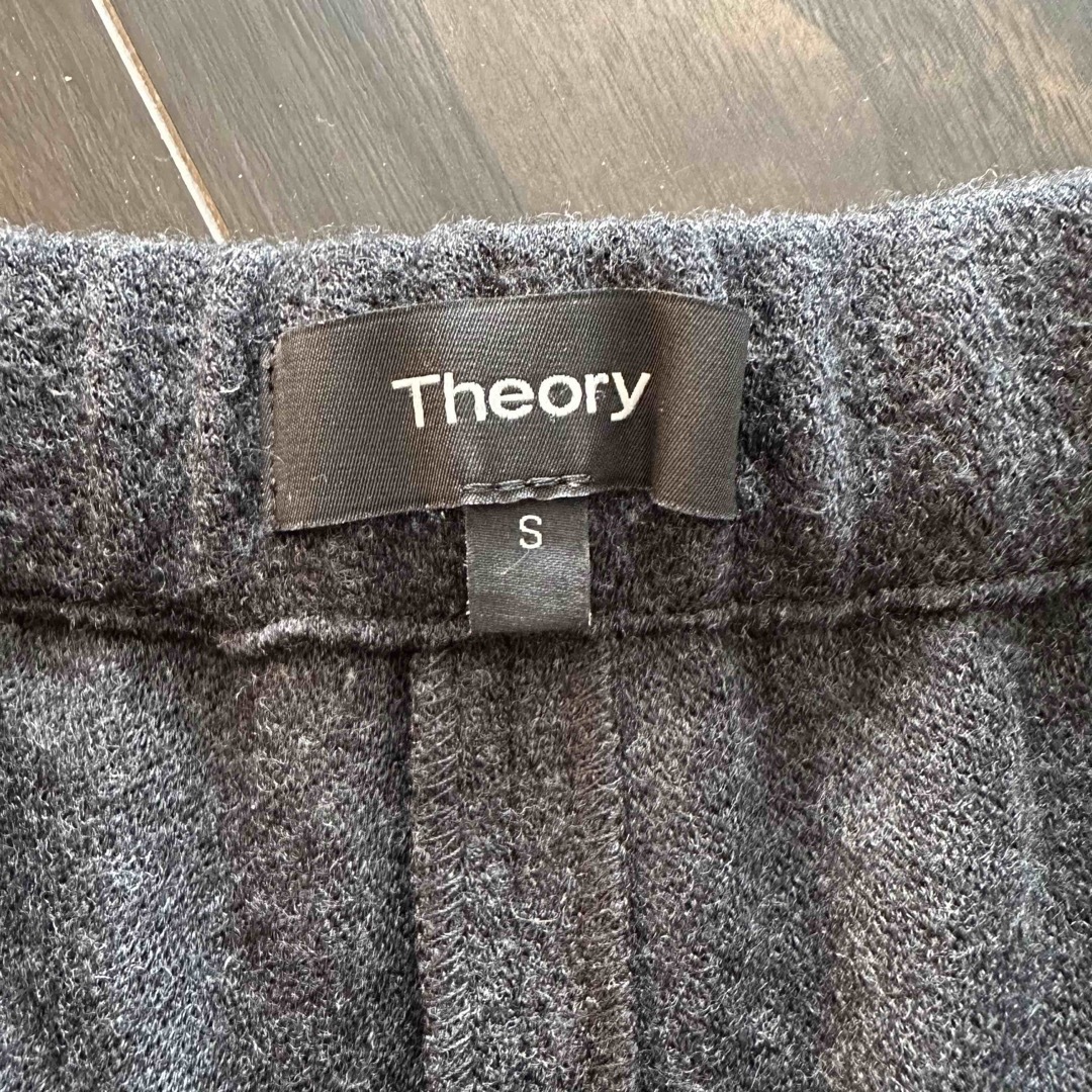theory(セオリー)のtheory ニット　パンツ　S グレー レディースのパンツ(クロップドパンツ)の商品写真