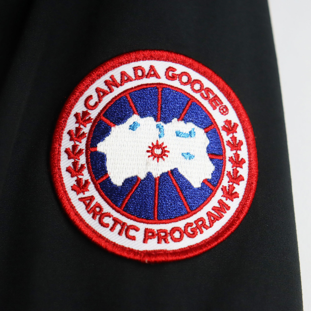 CANADA GOOSE(カナダグース)の良品 CANADA GOOSE カナダグース 2301JM RUSSELL ラッセル コヨーテファー付き ロゴワッペン付き  フーデッドダウンジャケット ブラック S カナダ製 正規品 メンズのジャケット/アウター(ダウンジャケット)の商品写真