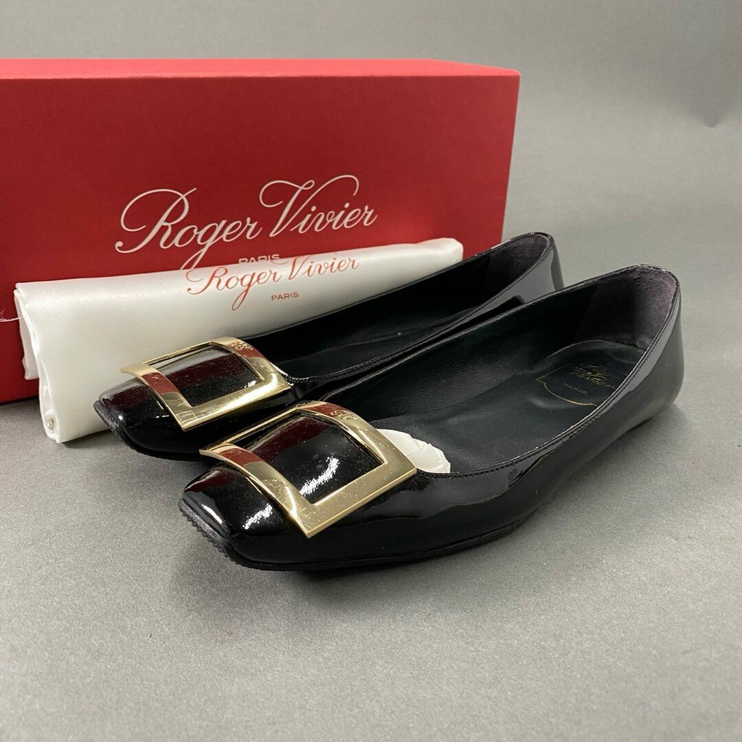 ROGER VIVIER(ロジェヴィヴィエ)の3c1 Roger Vivier ロジェヴィヴィエ イタリア製 フラットパンプス シューズ スクエアトゥ 金具 36 ブラック パテントレザー MADE IN ITALY レディースの靴/シューズ(ハイヒール/パンプス)の商品写真