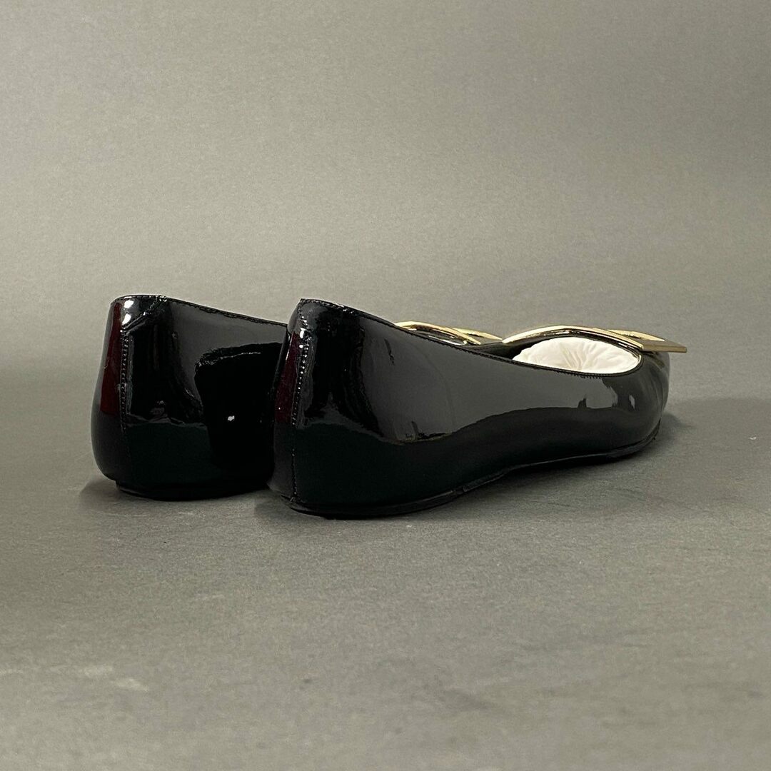 ROGER VIVIER(ロジェヴィヴィエ)の3c1 Roger Vivier ロジェヴィヴィエ イタリア製 フラットパンプス シューズ スクエアトゥ 金具 36 ブラック パテントレザー MADE IN ITALY レディースの靴/シューズ(ハイヒール/パンプス)の商品写真