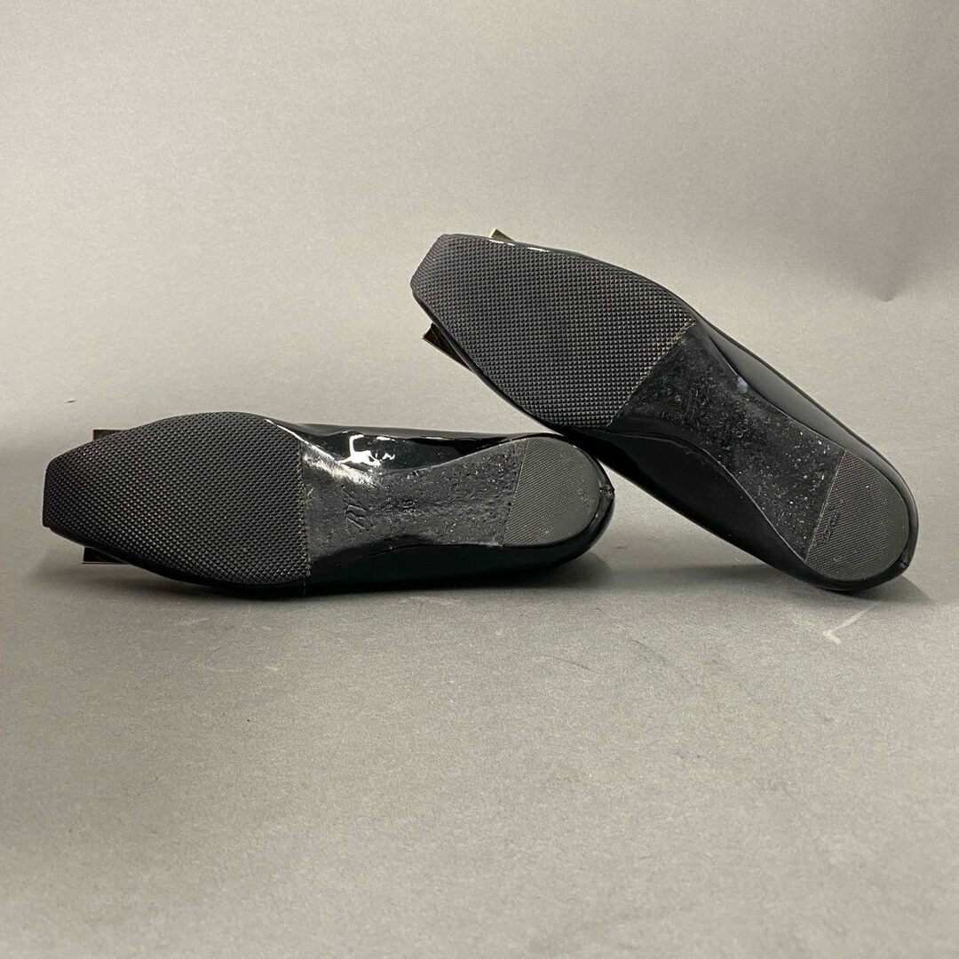 ROGER VIVIER(ロジェヴィヴィエ)の3c1 Roger Vivier ロジェヴィヴィエ イタリア製 フラットパンプス シューズ スクエアトゥ 金具 36 ブラック パテントレザー MADE IN ITALY レディースの靴/シューズ(ハイヒール/パンプス)の商品写真