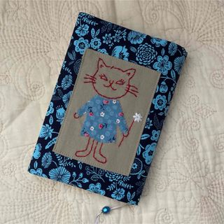 ブックカバー　ハンドメイド　文庫本サイズ  　刺繍　ネコちゃん(ブックカバー)