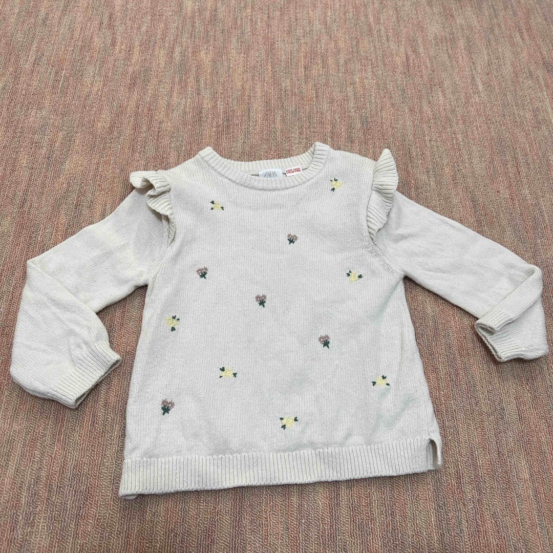 ZARA(ザラ)のzara お花　フリルニット　110 キッズ/ベビー/マタニティのキッズ服女の子用(90cm~)(ニット)の商品写真