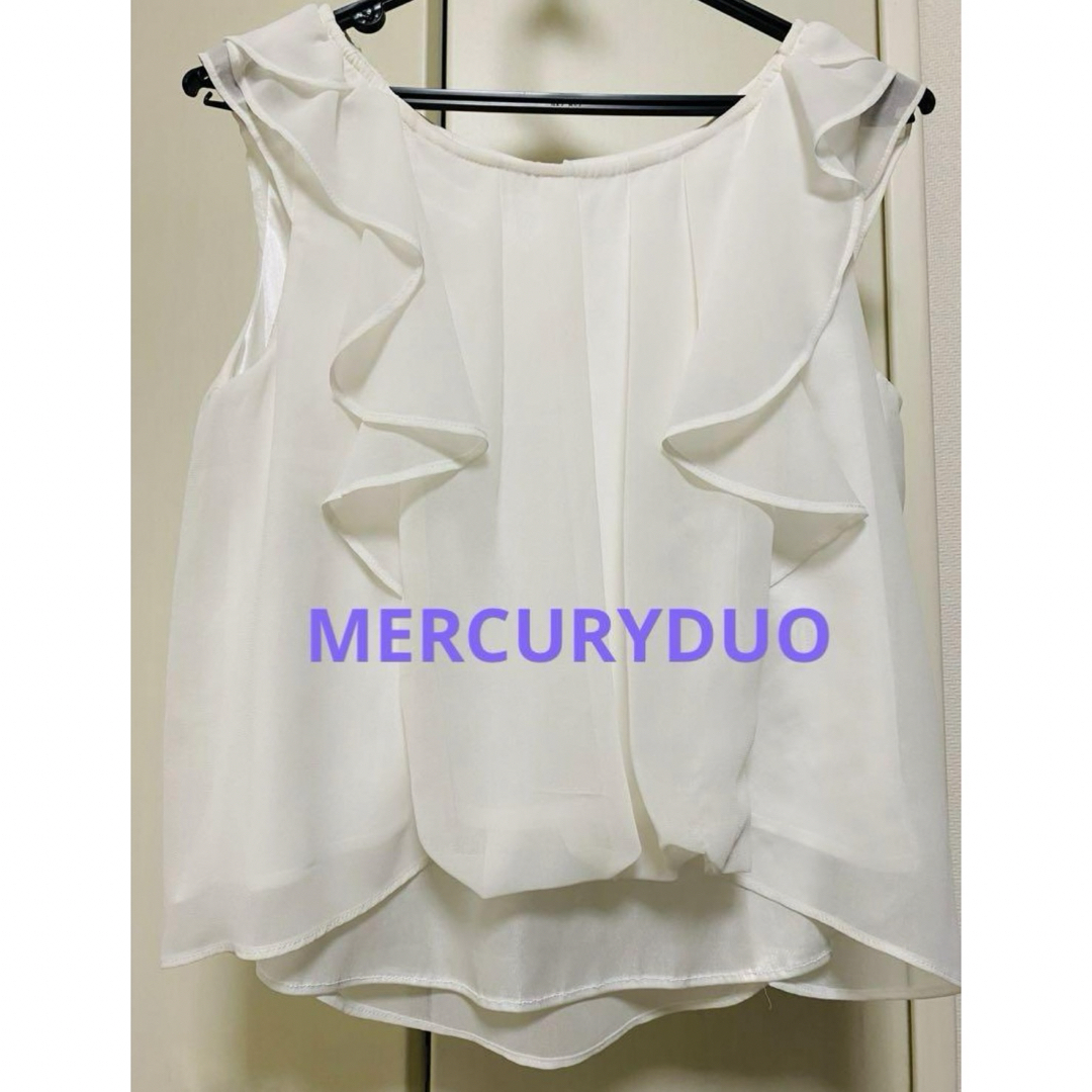 MERCURYDUO(マーキュリーデュオ)のマーキュリーデュオ シフォンブラウス ホワイト キャミソール ノースリーブシャツ レディースのトップス(シャツ/ブラウス(半袖/袖なし))の商品写真