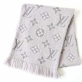 ルイヴィトン(LOUIS VUITTON)の美品△正規品 2018年 LOUIS VUITTON ルイヴィトン M74742 エシャルプ ロゴマニア シルク混 ニットマフラー グリペルル グレー系 伊製 箱付　e08-st30207-143(マフラー/ショール)