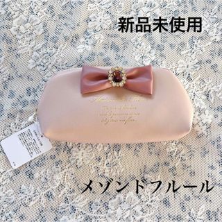 メゾンドフルール(Maison de FLEUR)のMaison de FLEUR ピンクピンク合皮リボンビジューペンケース　ポーチ(ポーチ)