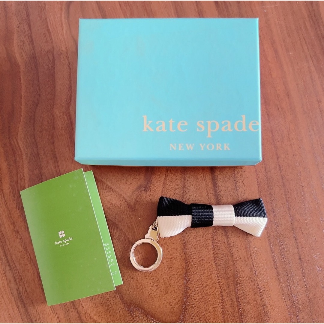 kate spade new york(ケイトスペードニューヨーク)の美品 ♠️ケイトスペード KateSpade キーホルダー  リボン モノトーン レディースのファッション小物(キーホルダー)の商品写真