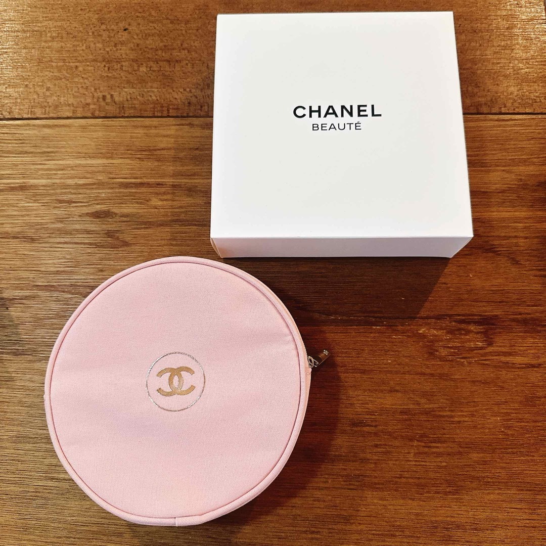CHANEL(シャネル)のCHANEL シャネル　ラウンド化粧ポーチ　ピンク　新品未使用 レディースのファッション小物(ポーチ)の商品写真