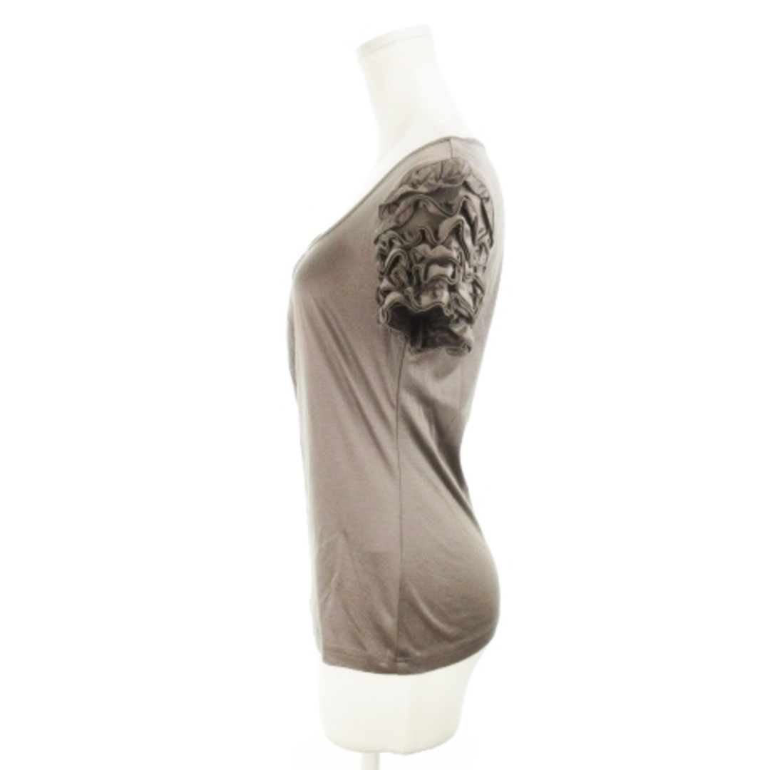 M-premier(エムプルミエ)のエムプルミエ ブラウス カットソー 半袖 ストレッチ フリル 光沢感 36 茶 レディースのトップス(シャツ/ブラウス(半袖/袖なし))の商品写真