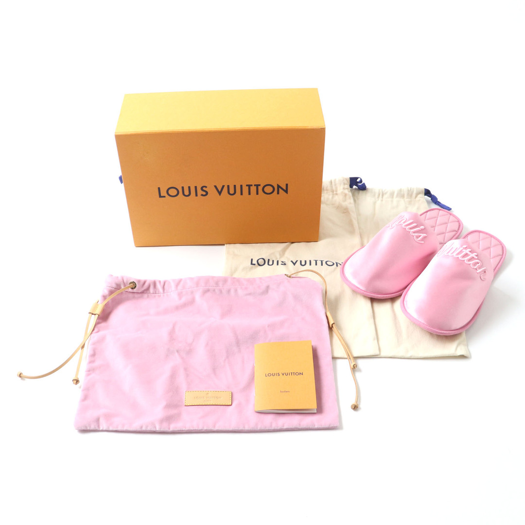 LOUIS VUITTON(ルイヴィトン)の未使用品 LOUIS VUITTON ルイヴィトン LVスイート・ライン ミュール ロゴ刺繍入り サテン ルームシューズ/スリッパ ピンク 38-39 箱・保存袋付き イタリア製 レディース インテリア/住まい/日用品のインテリア小物(スリッパ/ルームシューズ)の商品写真