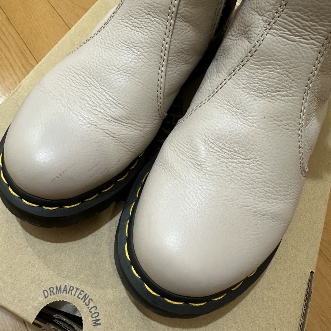 Dr.Martens(ドクターマーチン)の【専用】2976 LEONORE チェルシーブーツ　ベージュ　UK5 レディースの靴/シューズ(ブーツ)の商品写真