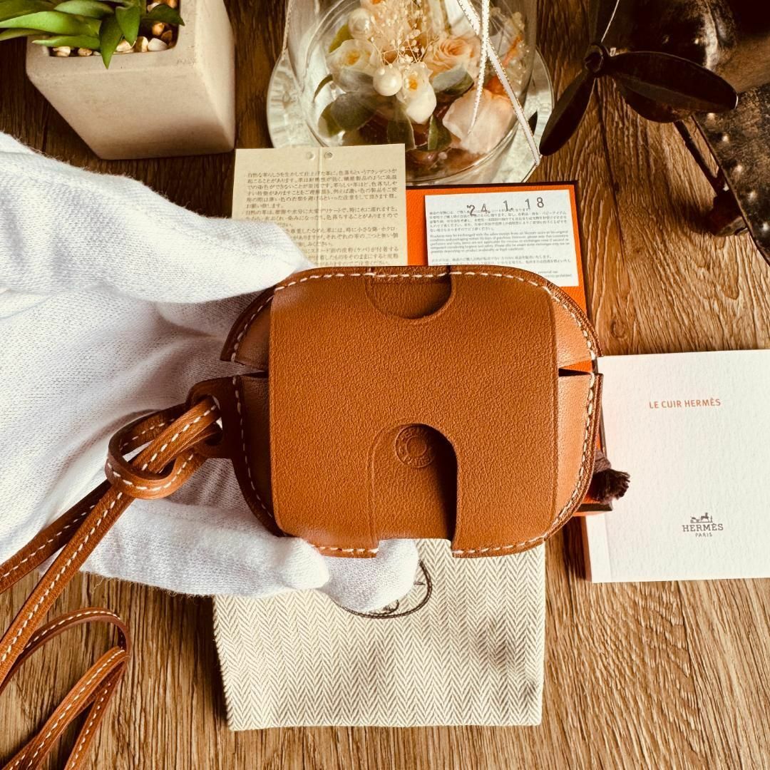 Hermes(エルメス)の◇エルメス◇AirPodsProケース ヴォースイフト ケース ゴールド レディースのファッション小物(その他)の商品写真