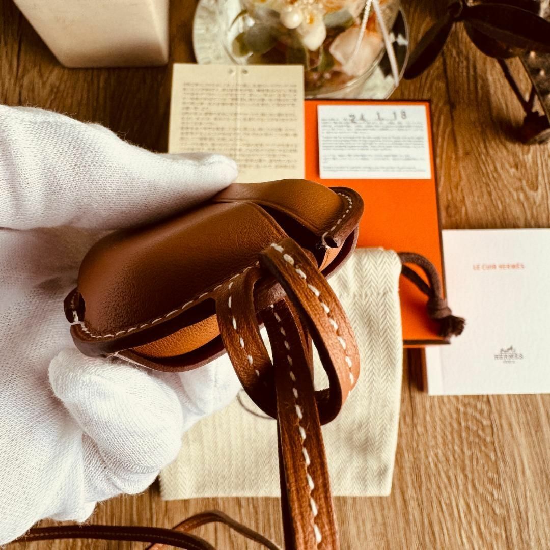 Hermes(エルメス)の◇エルメス◇AirPodsProケース ヴォースイフト ケース ゴールド レディースのファッション小物(その他)の商品写真