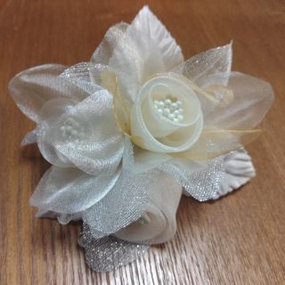 ベルメゾン(ベルメゾン)のコサージュ　花　ピン留め　オケージョン　入学式　結婚式　ホワイト(ブローチ/コサージュ)