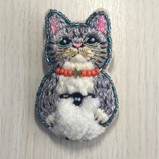 猫の刺繍ブローチハンドメイド(ブローチ/コサージュ)