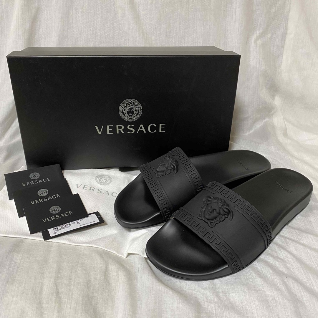 VERSACE(ヴェルサーチ)の新品 本物 正規品 VERSACE メンズ パラッツォ スライダー サンダル 黒 メンズの靴/シューズ(サンダル)の商品写真