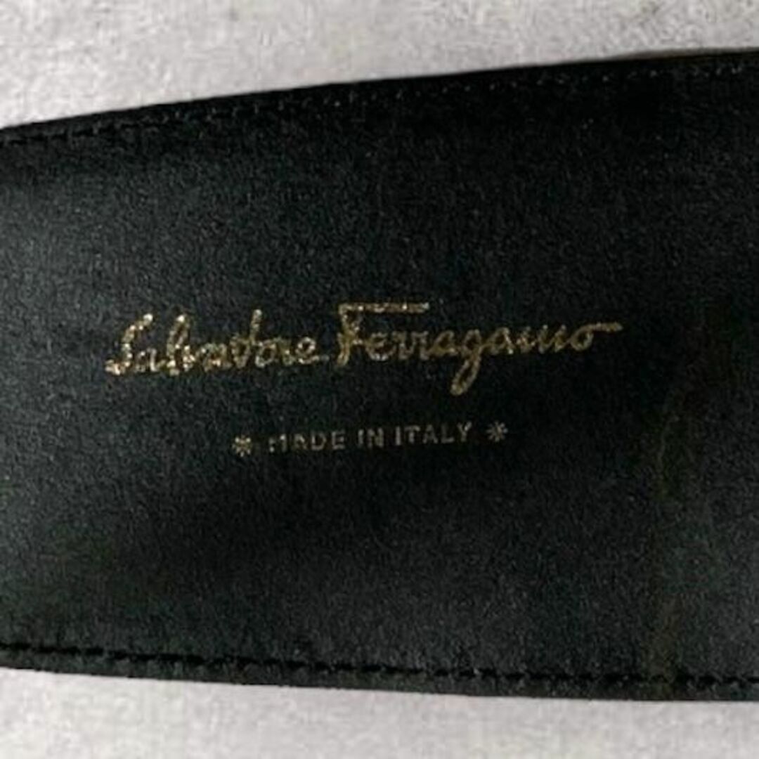 Salvatore Ferragamo(サルヴァトーレフェラガモ)の【美品ー良品】フェラガモ　 ベルト ネイビー　ビッグバックル レディースのファッション小物(ベルト)の商品写真