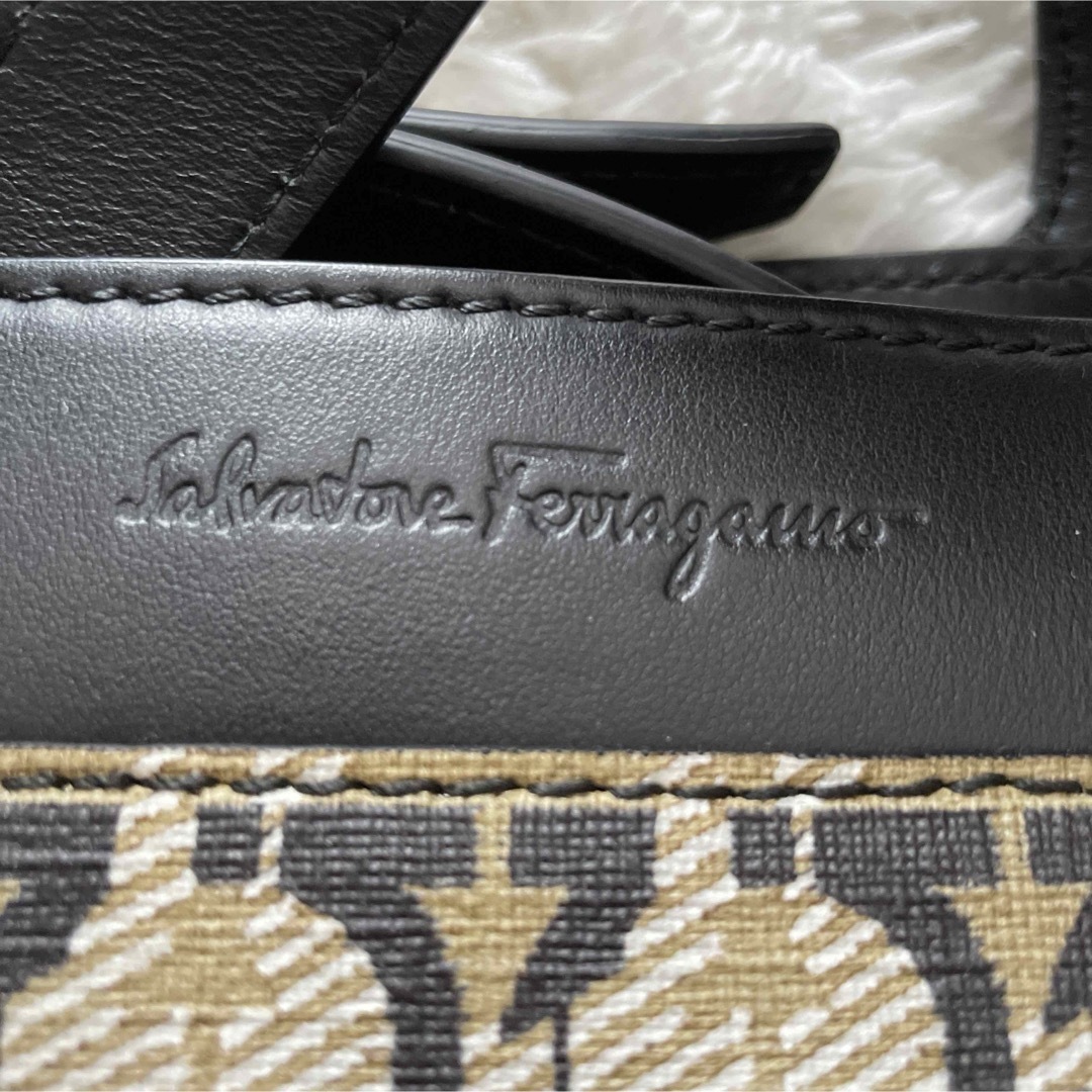 Salvatore Ferragamo(サルヴァトーレフェラガモ)のフェラガモ　ガンチーニ 2WAY トートバッグ　ブラウン/黒　PVC/レザー レディースのバッグ(トートバッグ)の商品写真