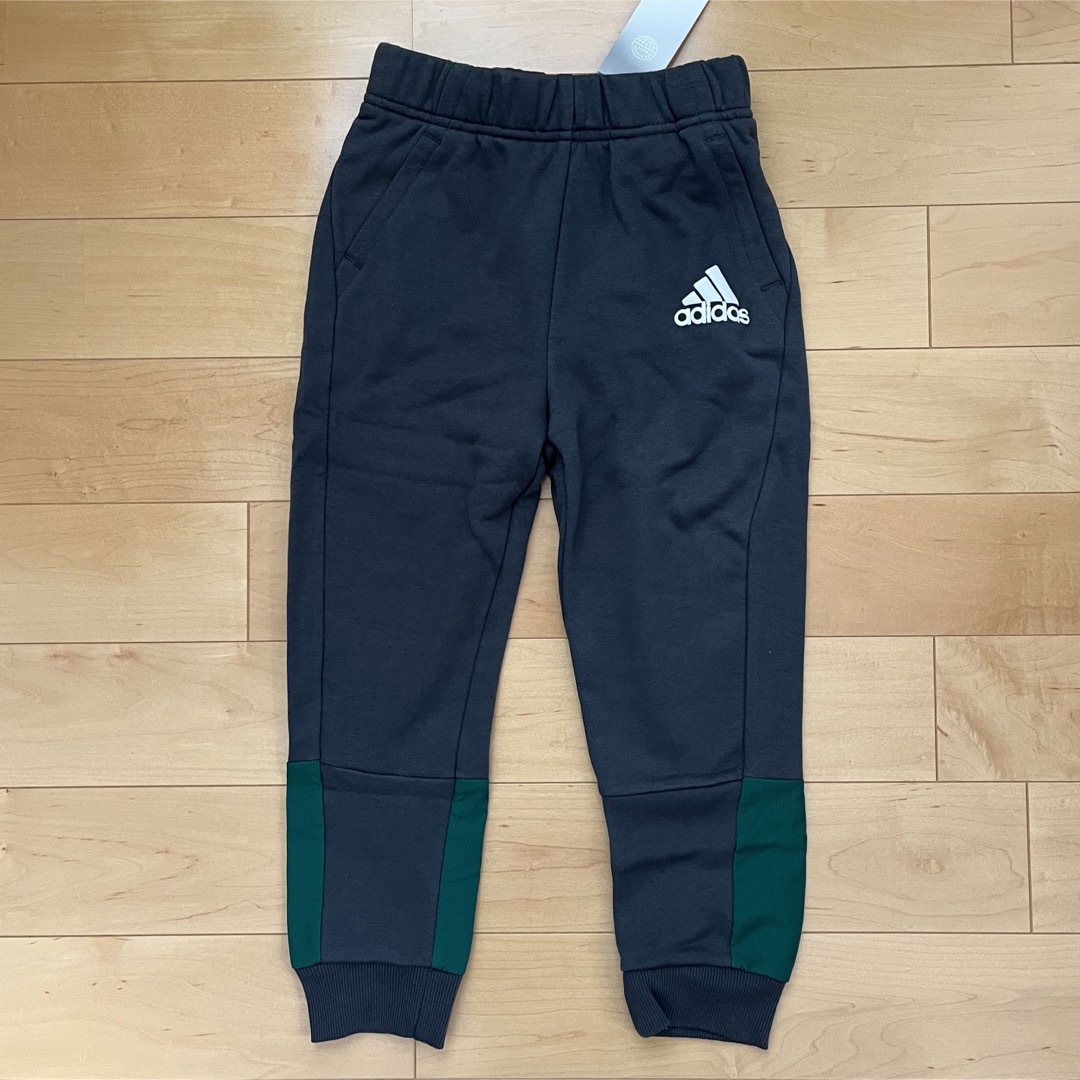 adidas(アディダス)のアディダス スウェットパンツ adidas 110cm 緑×灰色☆新品未使用 キッズ/ベビー/マタニティのキッズ服男の子用(90cm~)(パンツ/スパッツ)の商品写真