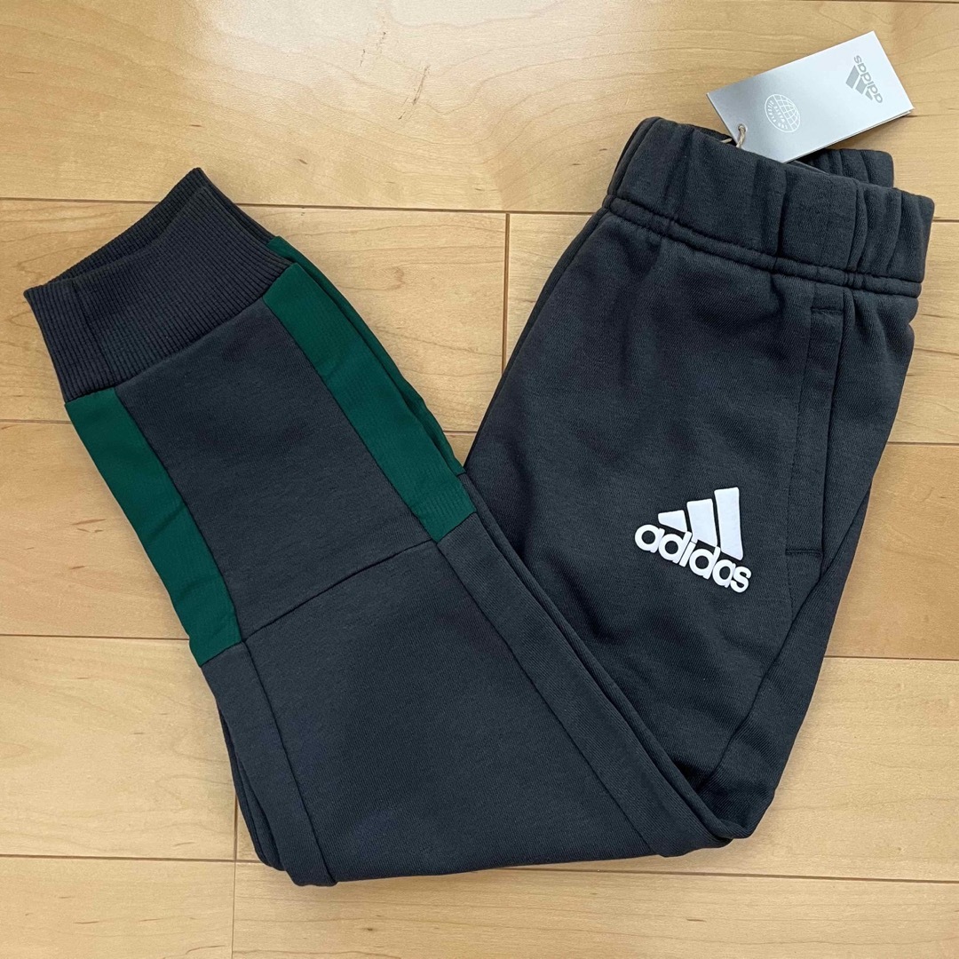 adidas(アディダス)のアディダス スウェットパンツ adidas 110cm 緑×灰色☆新品未使用 キッズ/ベビー/マタニティのキッズ服男の子用(90cm~)(パンツ/スパッツ)の商品写真