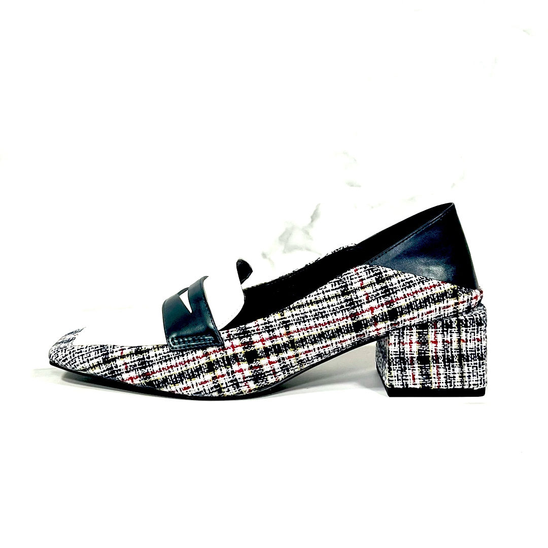 Charles and Keith(チャールズアンドキース)の【新品未使用】CHARLES＆KEITH ツイード ローファー 白 25.5 レディースの靴/シューズ(ローファー/革靴)の商品写真