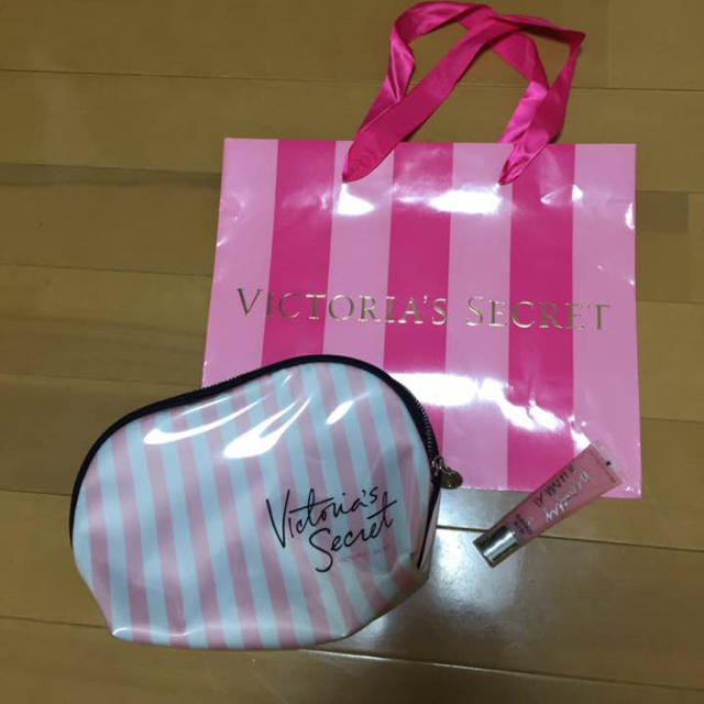 Victoria's Secret(ヴィクトリアズシークレット)の【おまけつき！新品】ヴィクトリアシークレットピンクストライプポーチ レディースのファッション小物(ポーチ)の商品写真