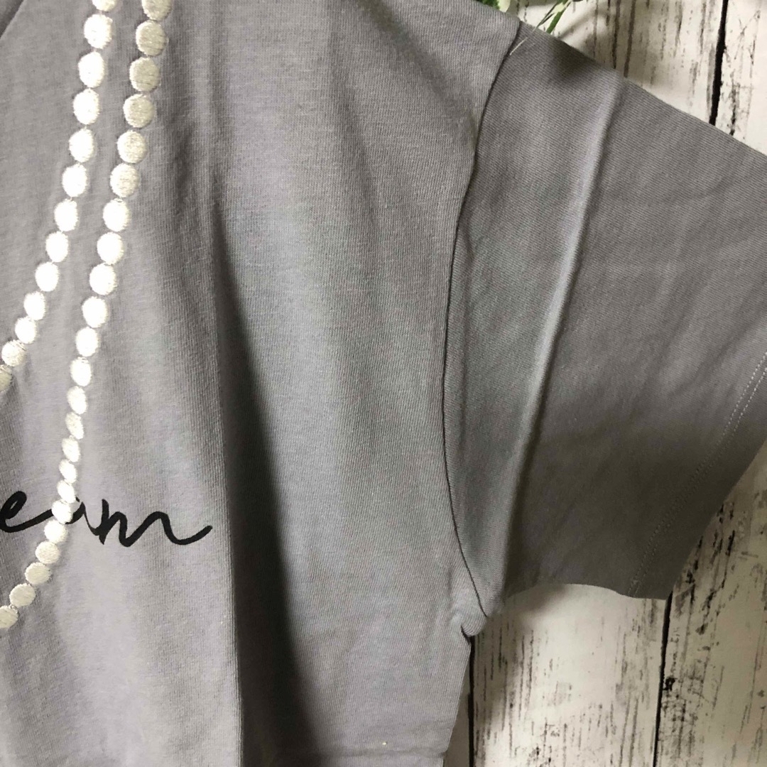 Lugnoncure(ルノンキュール)のルノンキュール　パールネックレス刺繍Tシャツ　グレー　フリー新品 レディースのトップス(Tシャツ(半袖/袖なし))の商品写真