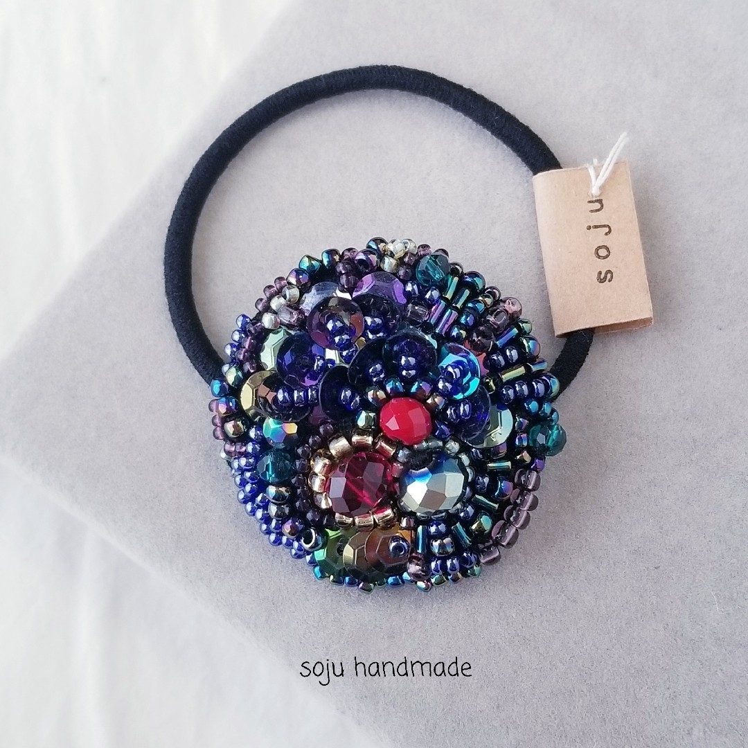 くじゃくヘアゴム　ビーズ刺繍　ヘアゴム ハンドメイドのアクセサリー(ヘアアクセサリー)の商品写真