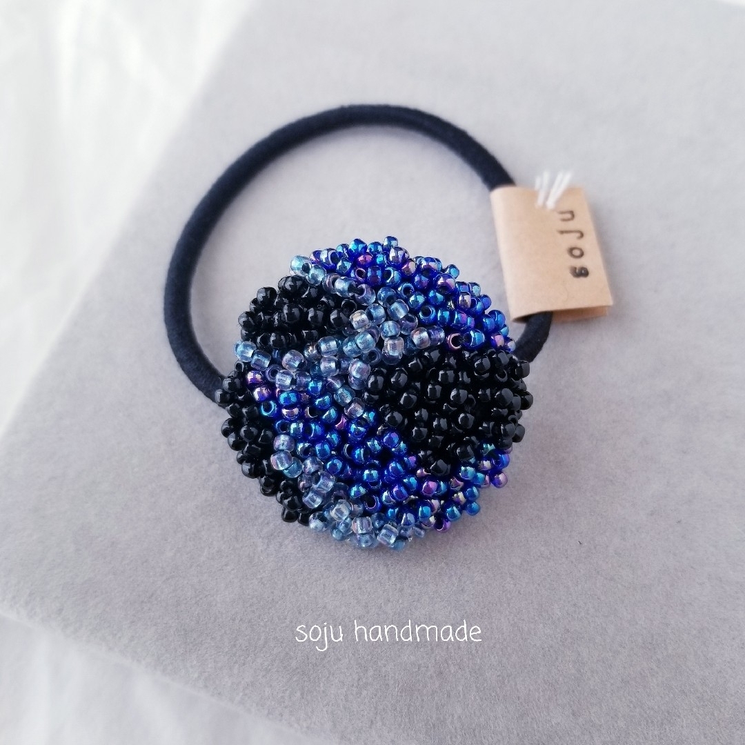 青の湖ヘアゴム　ビーズ刺繍　ヘアゴム ハンドメイドのアクセサリー(ヘアアクセサリー)の商品写真