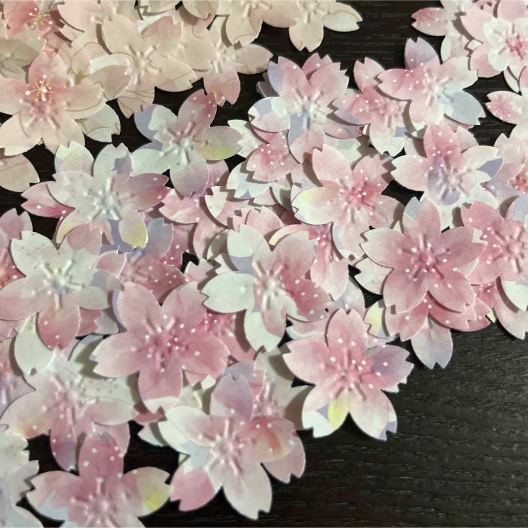 ハンドメイド　デザインペーパー桜の花　エンボスパンチさくらスモール　400枚 ハンドメイドの素材/材料(各種パーツ)の商品写真