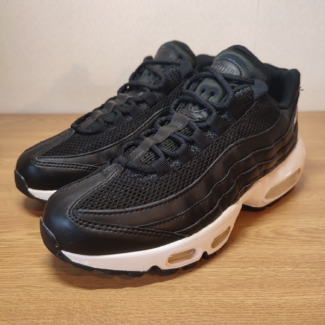 NIKE(ナイキ)の極美品 大人気 NIKE AIRMAX 95 MONOTONE 24.5 レディースの靴/シューズ(スニーカー)の商品写真