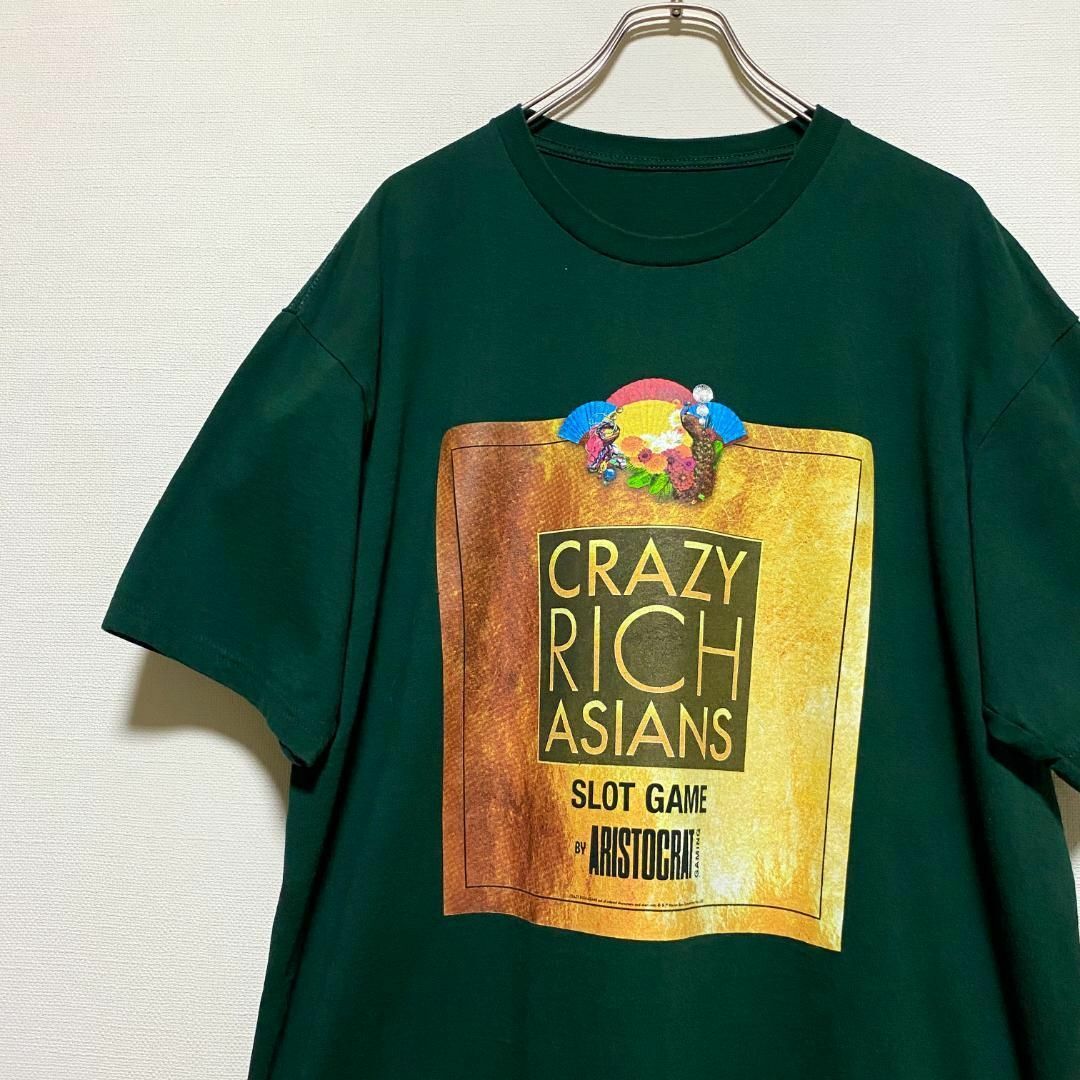 TV&MOVIE(ティービーアンドムービー)のアメリカ古着　CRAZY RICH ASIANS　スロットゲーム　映画　Tシャツ メンズのトップス(Tシャツ/カットソー(半袖/袖なし))の商品写真