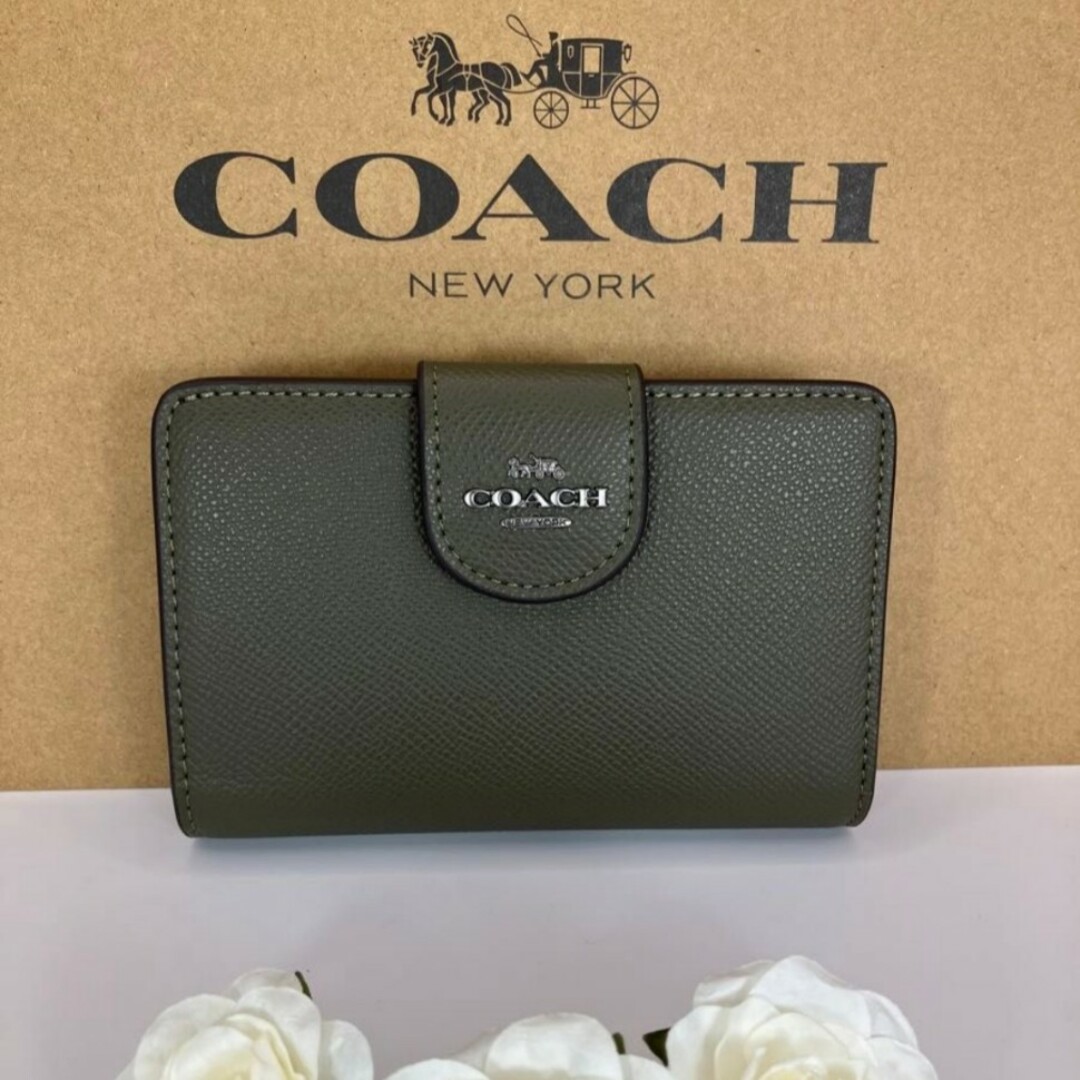 COACH(コーチ)の新品　COACH　二つ折り財布　小銭入れ有　カーキ　モスグリーン　レザー レディースのファッション小物(財布)の商品写真
