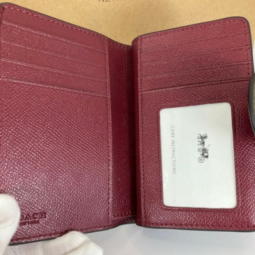 COACH(コーチ)の新品　COACH　二つ折り財布　小銭入れ有　カーキ　モスグリーン　レザー レディースのファッション小物(財布)の商品写真