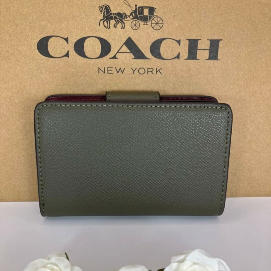 COACH(コーチ)の新品　COACH　二つ折り財布　小銭入れ有　カーキ　モスグリーン　レザー レディースのファッション小物(財布)の商品写真