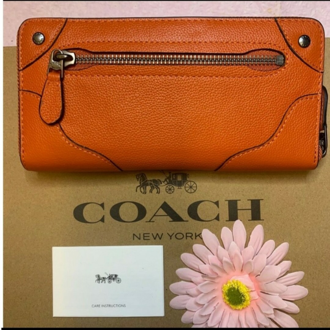 COACH(コーチ)の新品　COACH　長財布　ラウンドファスナー　オレンジ　小銭入れ有　レザー レディースのファッション小物(財布)の商品写真