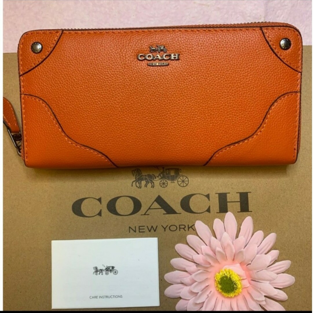 COACH(コーチ)の新品　COACH　長財布　ラウンドファスナー　オレンジ　小銭入れ有　レザー レディースのファッション小物(財布)の商品写真