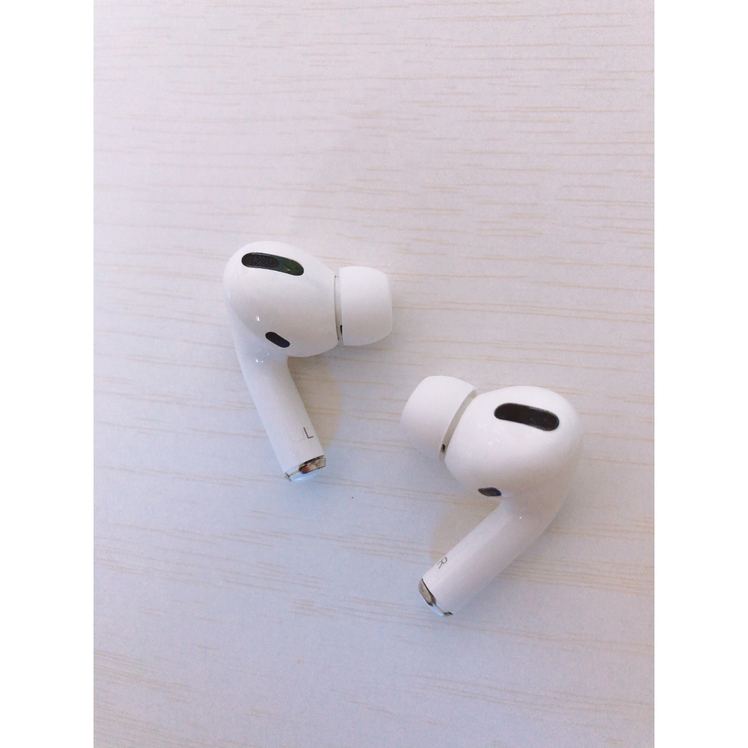 Apple(アップル)のAirPods Pro第一世代/イヤホン/ワイヤレスイヤホン スマホ/家電/カメラのオーディオ機器(ヘッドフォン/イヤフォン)の商品写真