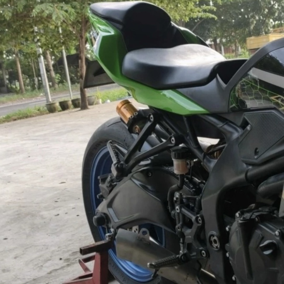 新品】ZX25R スイングアームカバー リアフェンダーの通販 by 新品】ZX25R スイングアームカバー リアフェンダーの通販 by
