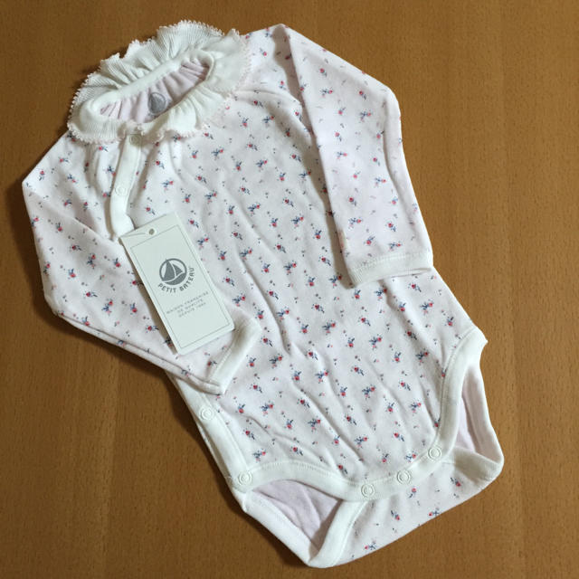 PETIT BATEAU(プチバトー)の【ma_3様専用】新品 プチバトー♡チュビック小花プリント衿つき長袖ボディ 6m キッズ/ベビー/マタニティのベビー服(~85cm)(肌着/下着)の商品写真