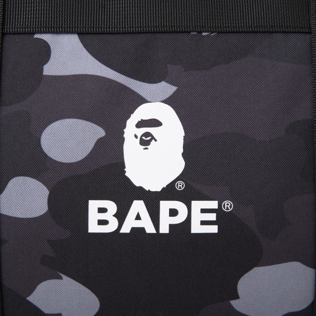 A BATHING APE(アベイシングエイプ)のA BATHING APE ブラックカモ柄 大容量ダッフルバッグ メンズのバッグ(ドラムバッグ)の商品写真