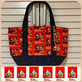 ディズニー(Disney)のディズニーランド　レトロショッパーお土産袋柄　マカロンバッグチャーム付きバッグ(トートバッグ)