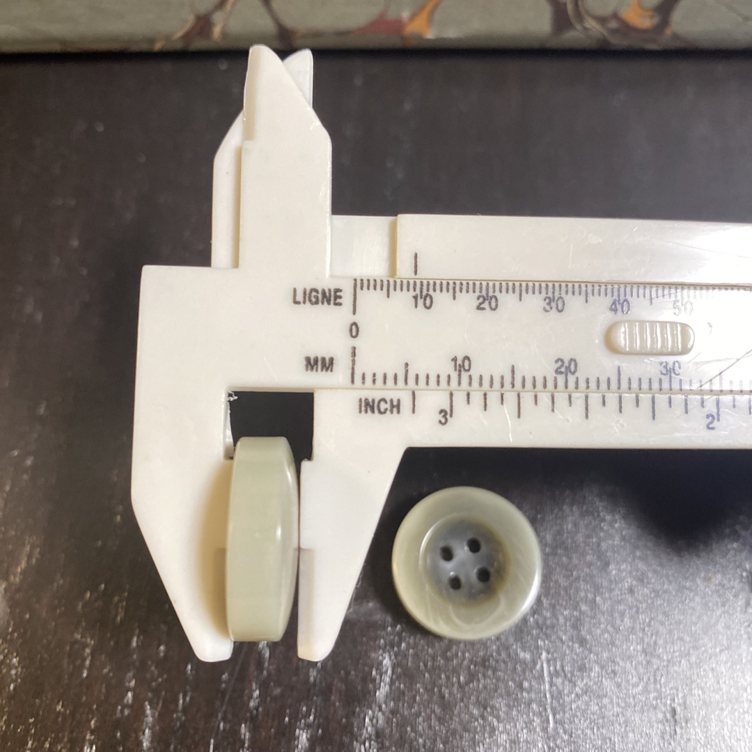 厚みのある杢ボタン　18mm ヴィンテージ ハンドメイドの素材/材料(その他)の商品写真