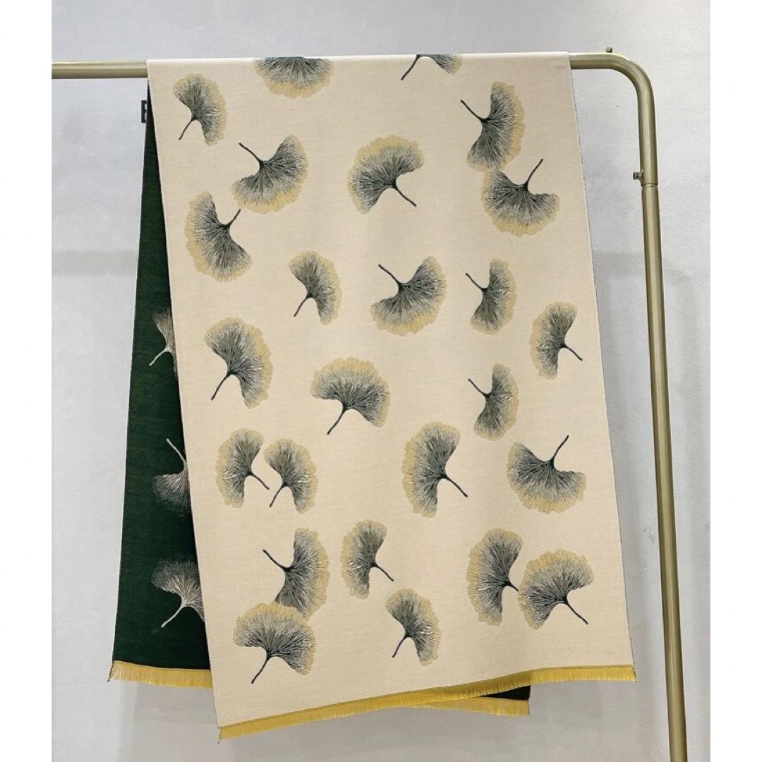 大判 ストール　マフラー　膝掛け　リバーシブル　プラント柄　イチョウ　葉っぱ　 レディースのファッション小物(ストール/パシュミナ)の商品写真
