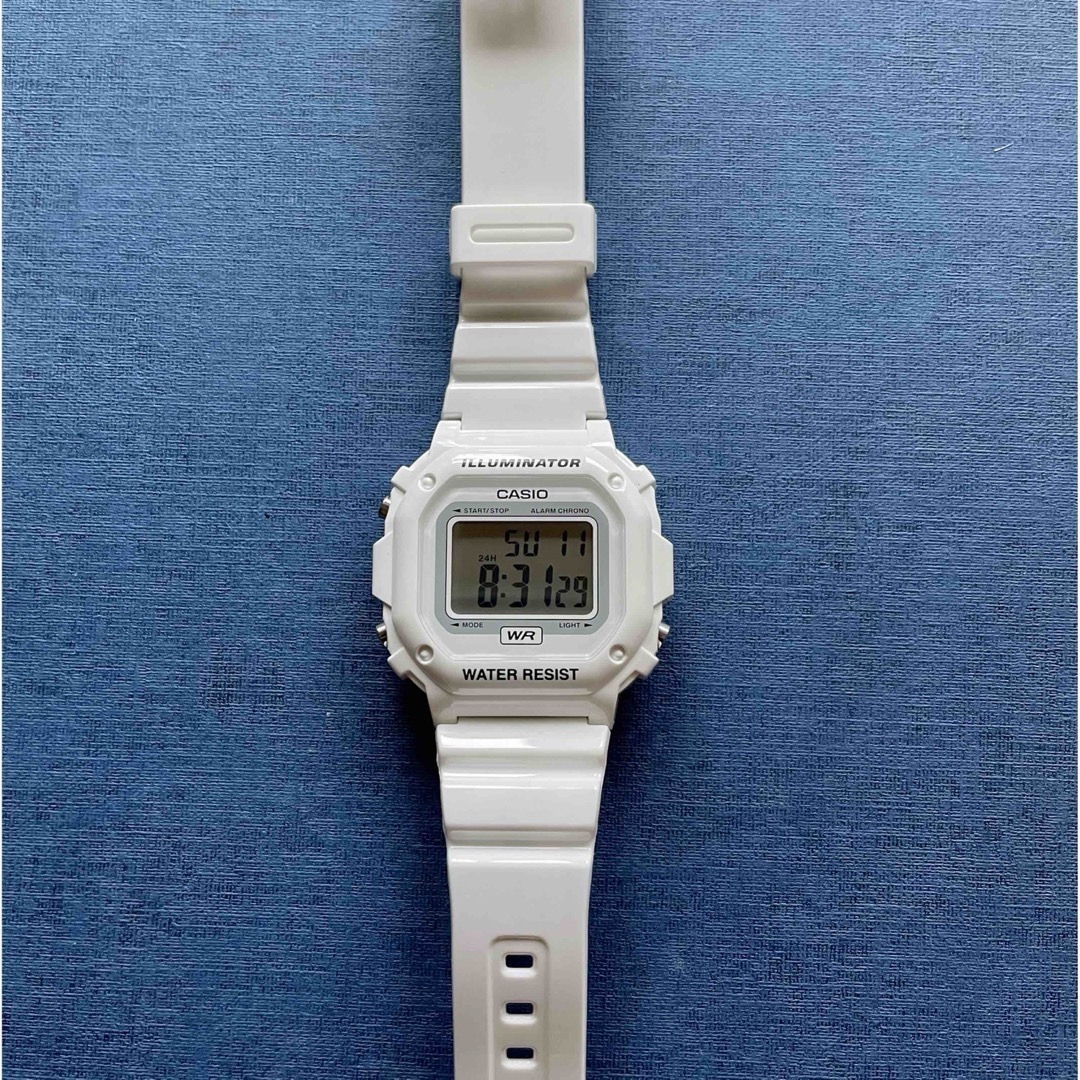 CASIO(カシオ)のカシオ　デジタル腕時計　日常防水　未使用新品　ホワイトカラーモデル メンズの時計(腕時計(デジタル))の商品写真