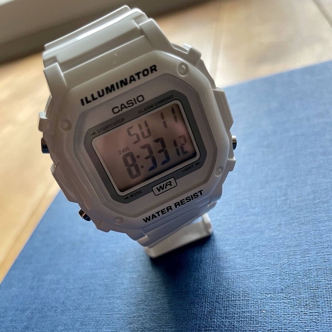 CASIO(カシオ)のカシオ　デジタル腕時計　日常防水　未使用新品　ホワイトカラーモデル メンズの時計(腕時計(デジタル))の商品写真