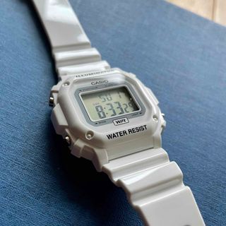 カシオ(CASIO)のカシオ　デジタル腕時計　日常防水　未使用新品　ホワイトカラーモデル(腕時計(デジタル))