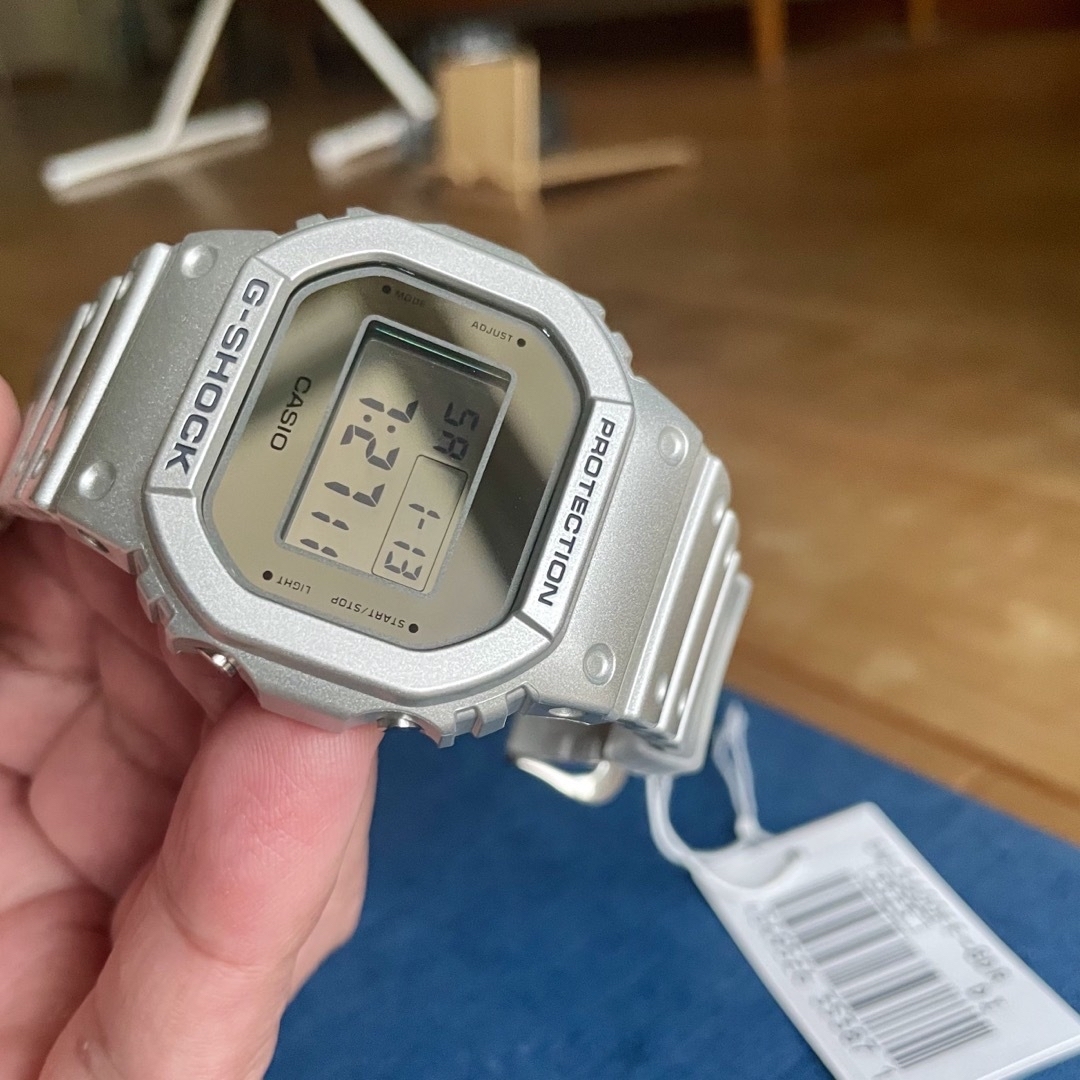 CASIO(カシオ)のカシオ　デジタル腕時計　G-SHOCK  新品　シルバーメタリックモデル メンズの時計(腕時計(デジタル))の商品写真